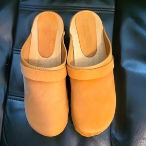 Bjork clogs